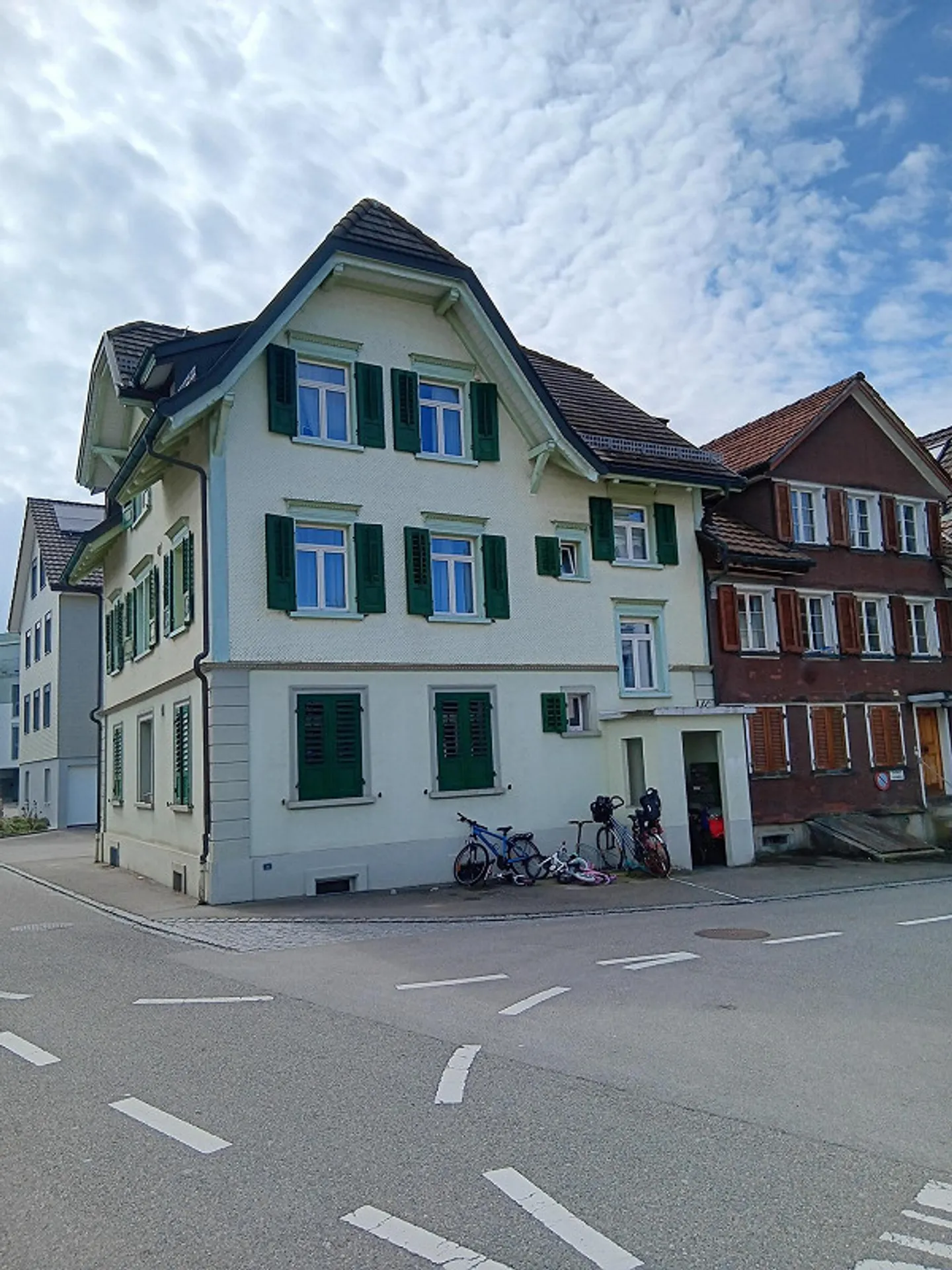 À vendre maison 2 familles bien entretenue au cœur de Flawil - Photo 1 sur 3