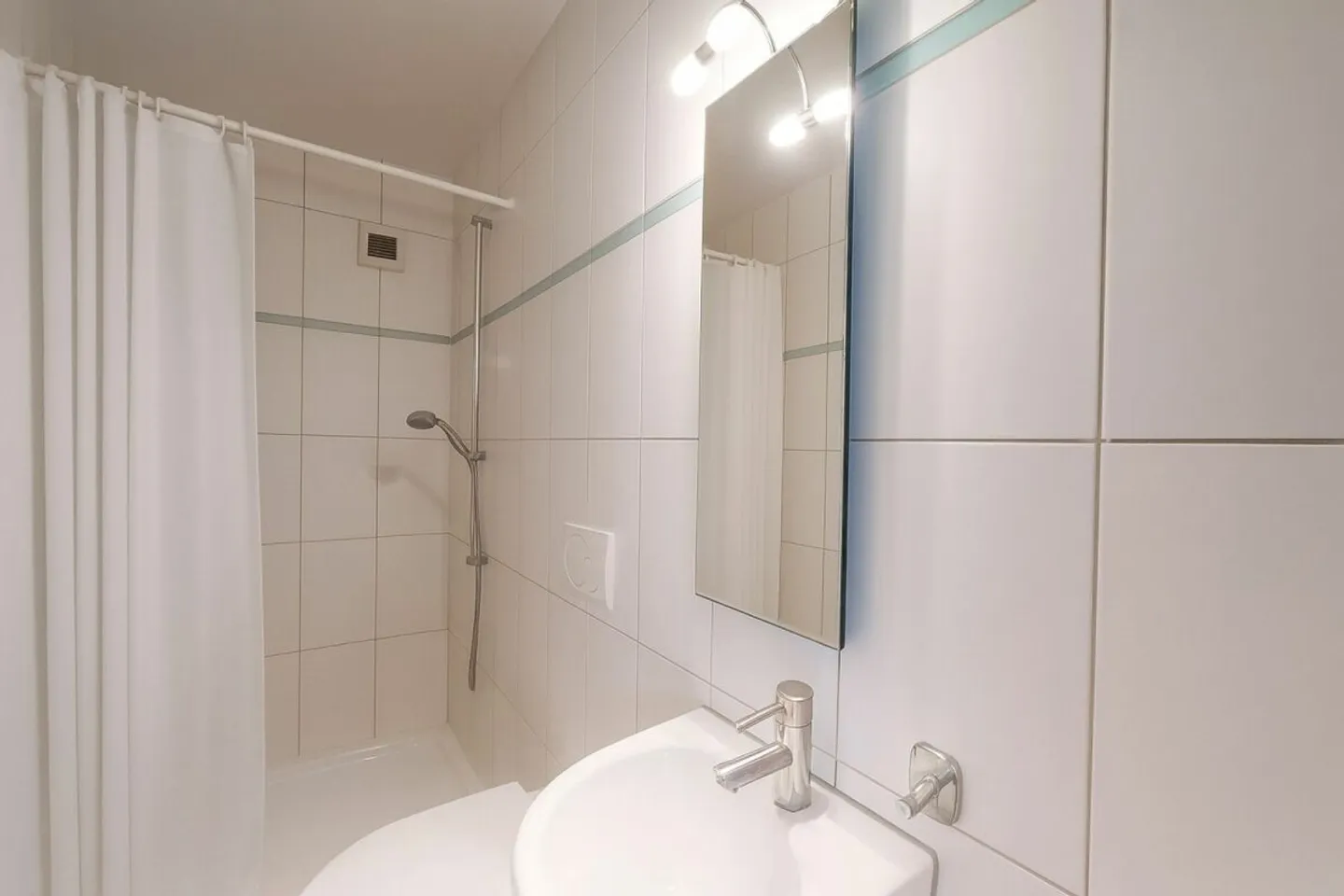 Stunning contemporary villa with a large bay window - Photo 14 of 14