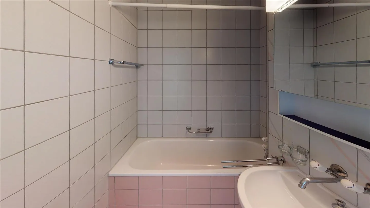 Beautiful apartment in a quiet neighborhood - Photo 2 of 6