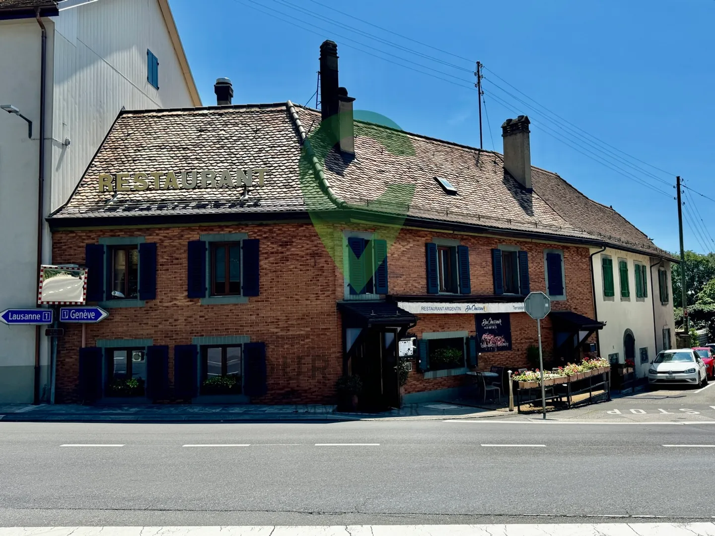 Kleines gemischtes Gebäude mit renommiertem Restaurant und mehreren Wohnungen - Foto 1 von 10
