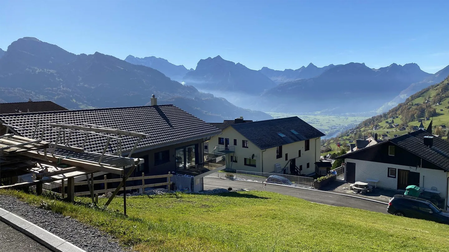 Terreno edificabile sviluppato con vista ampia e grande potenziale - Foto 1 di 7