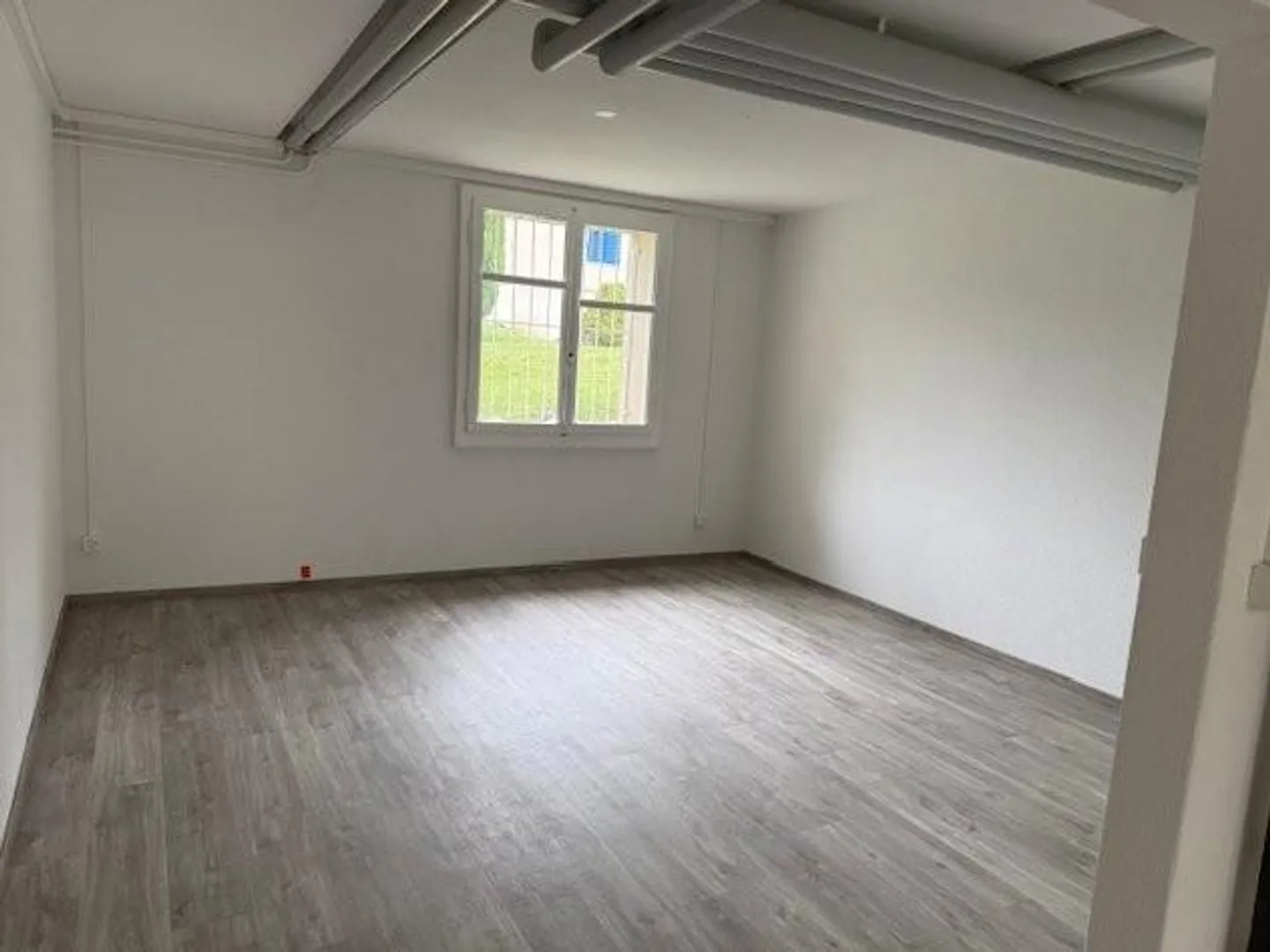 Spazioso studio con potenziale a Zurigo-Schwamendingen - Foto 4 di 8