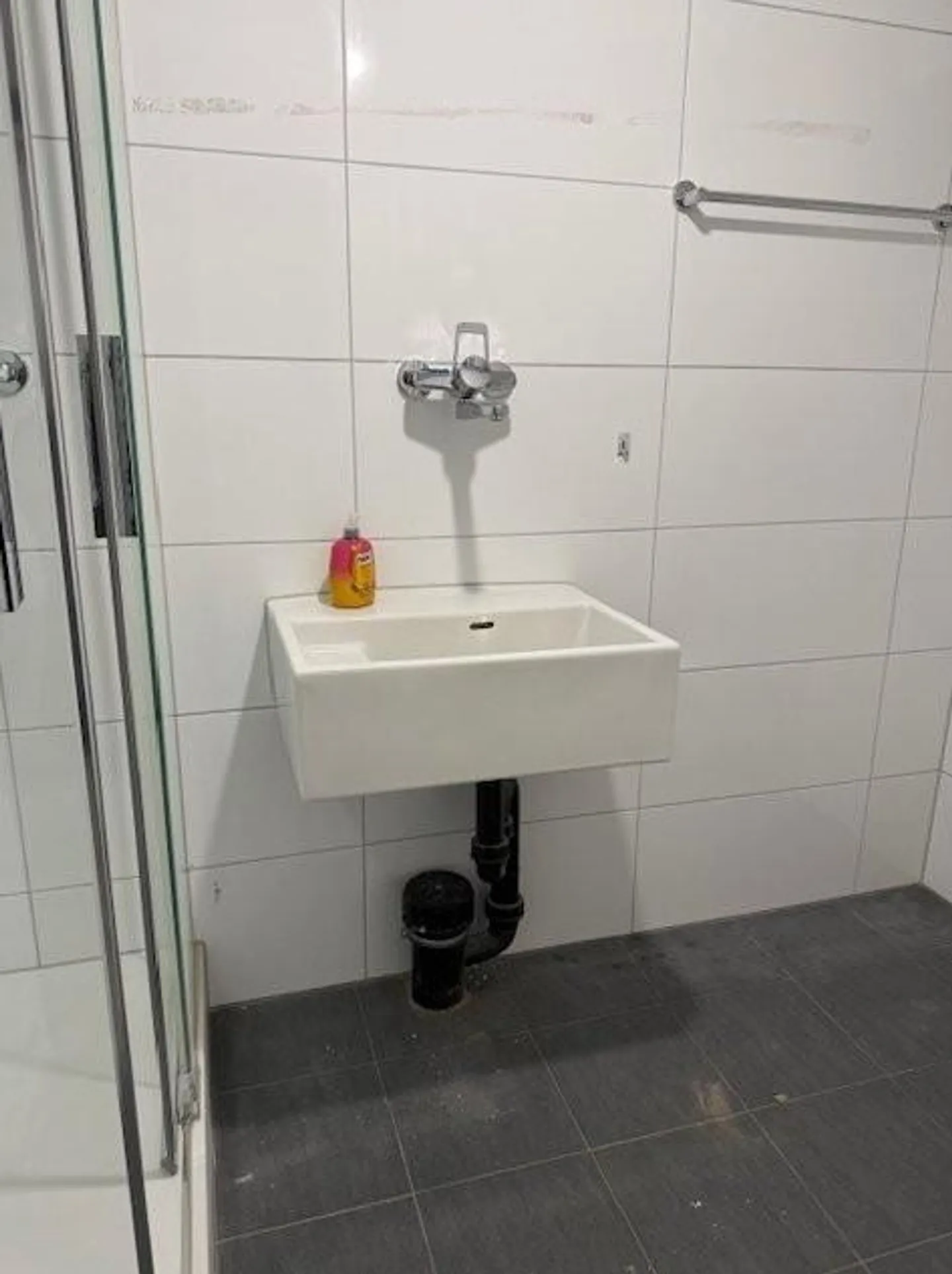 Spazioso studio con potenziale a Zurigo-Schwamendingen - Foto 7 di 8