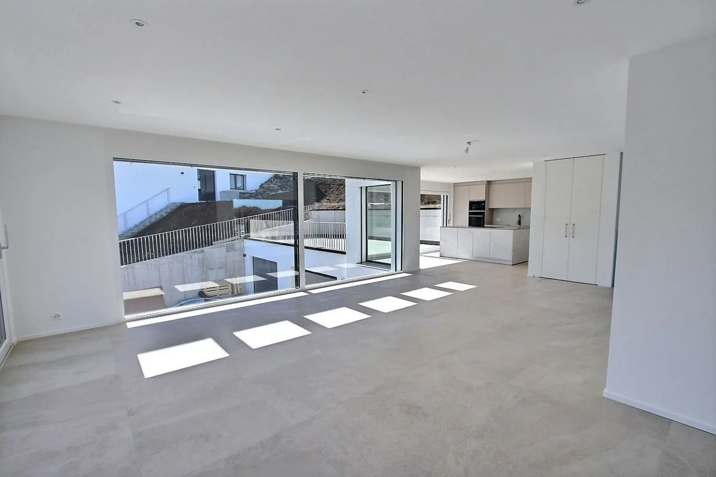 Modern and Bright Villa - Photo 9 of 13