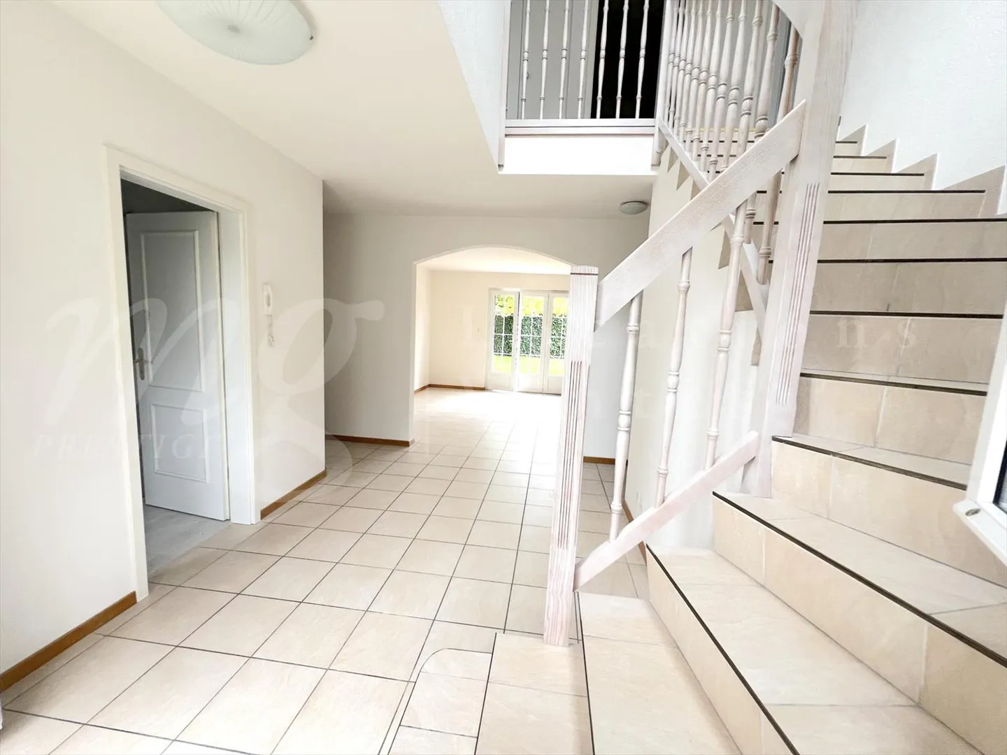 GRANDE CASA FAMILIARE INDIVIDUALE DI 375 m2 - RISTRUTTURATA - CON UN BEL GIARDINO A - Foto 4 di 13