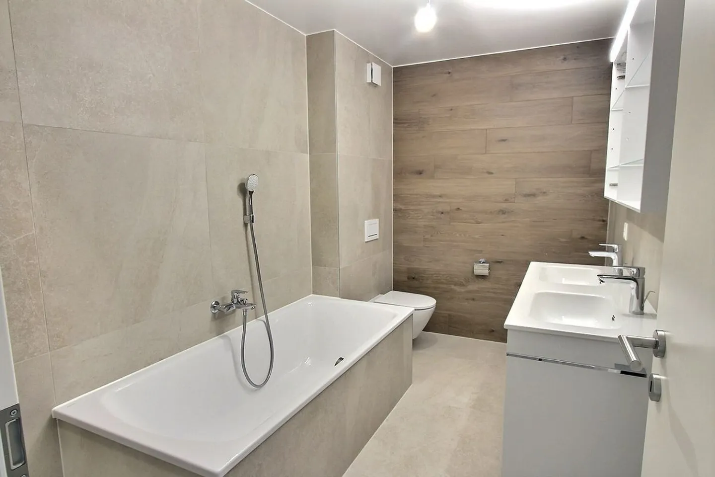 Modern and Bright Villa - Photo 13 of 13