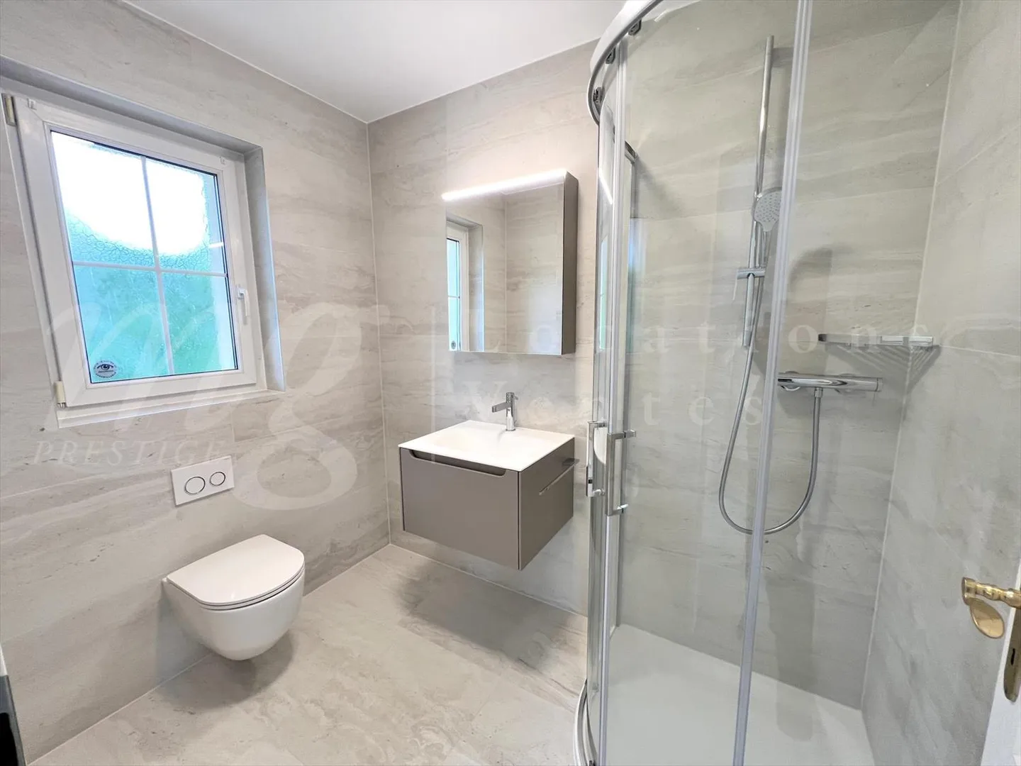 GRANDE CASA FAMILIARE INDIVIDUALE DI 375 m2 - RISTRUTTURATA - CON UN BEL GIARDINO A - Foto 5 di 13