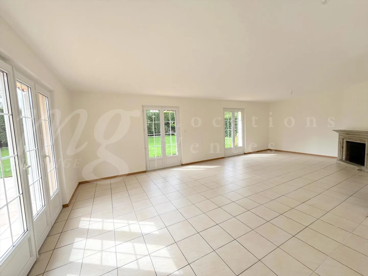 GRANDE CASA FAMILIARE INDIVIDUALE DI 375 m2 - RISTRUTTURATA - CON UN BEL GIARDINO A - Foto 6 di 13