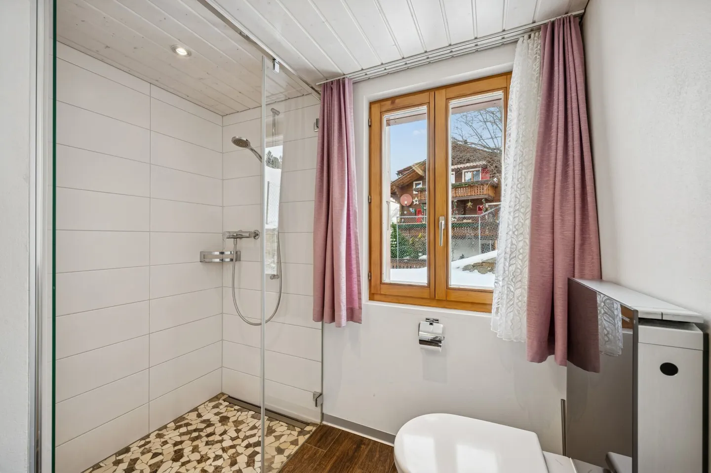 Appartement en étage de 4,5 pièces ensoleillé avec vue sur la vallée de la Matter - Photo 5 sur 13