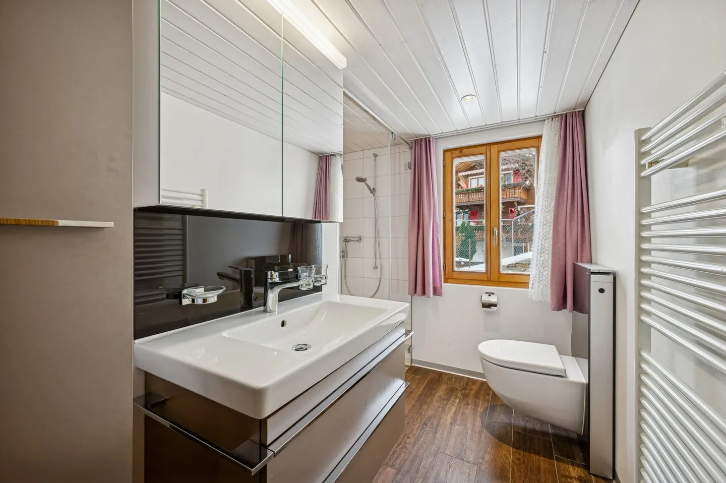 Appartement en étage de 4,5 pièces ensoleillé avec vue sur la vallée de la Matter - Photo 4 sur 13