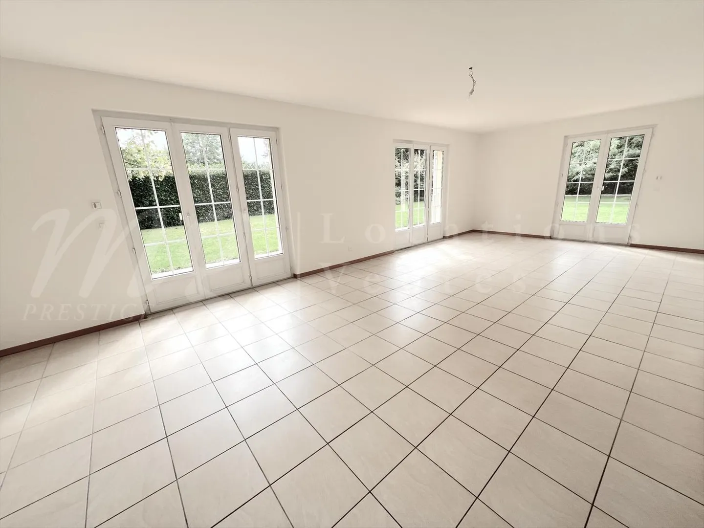 GRANDE CASA FAMILIARE INDIVIDUALE DI 375 m2 - RISTRUTTURATA - CON UN BEL GIARDINO A - Foto 7 di 13