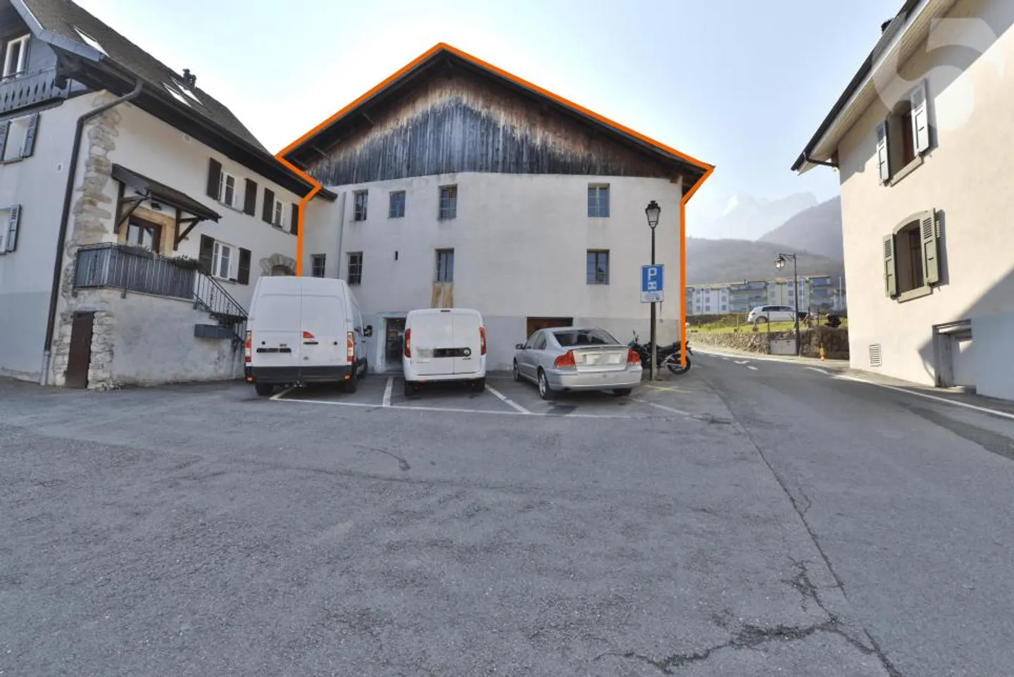 Villa bifamiliare con grande potenziale in posizione ideale - Foto 1 di 2