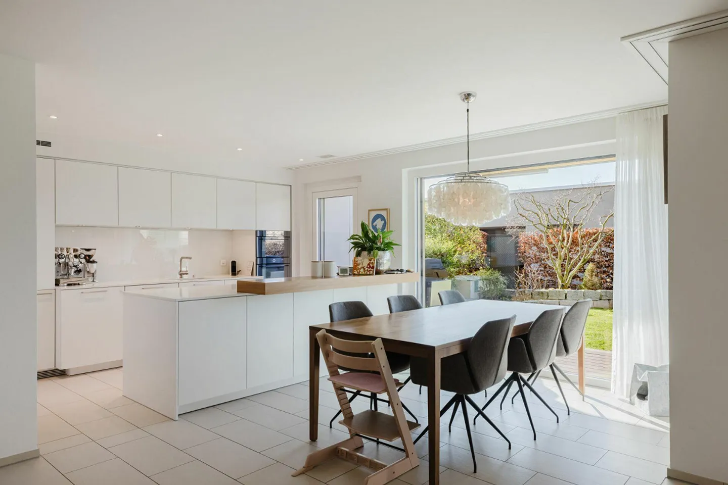 Modern, spacious 5.5-room garden apartment close to the center - Photo 4 of 10