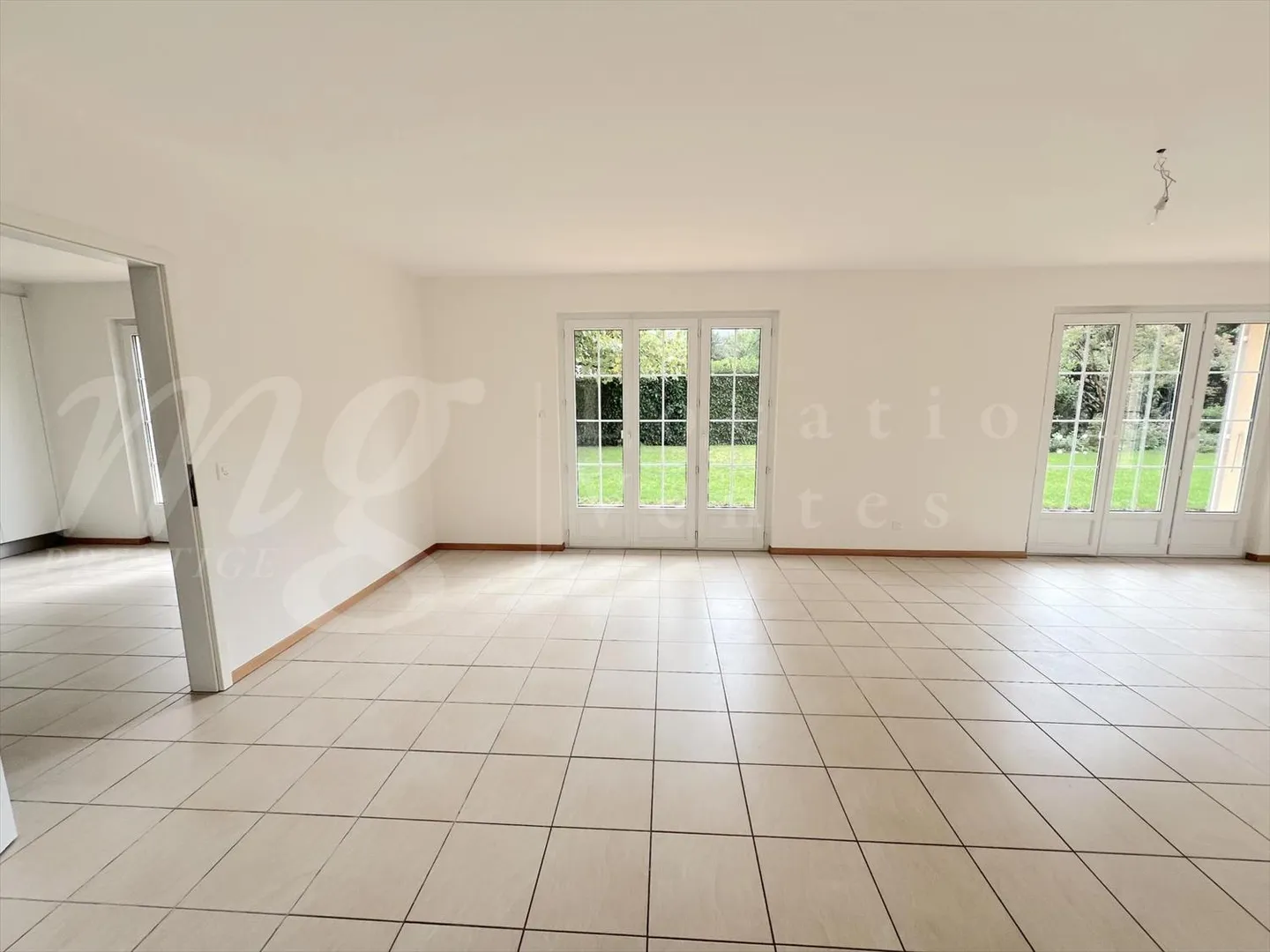 GRANDE CASA FAMILIARE INDIVIDUALE DI 375 m2 - RISTRUTTURATA - CON UN BEL GIARDINO A - Foto 9 di 13