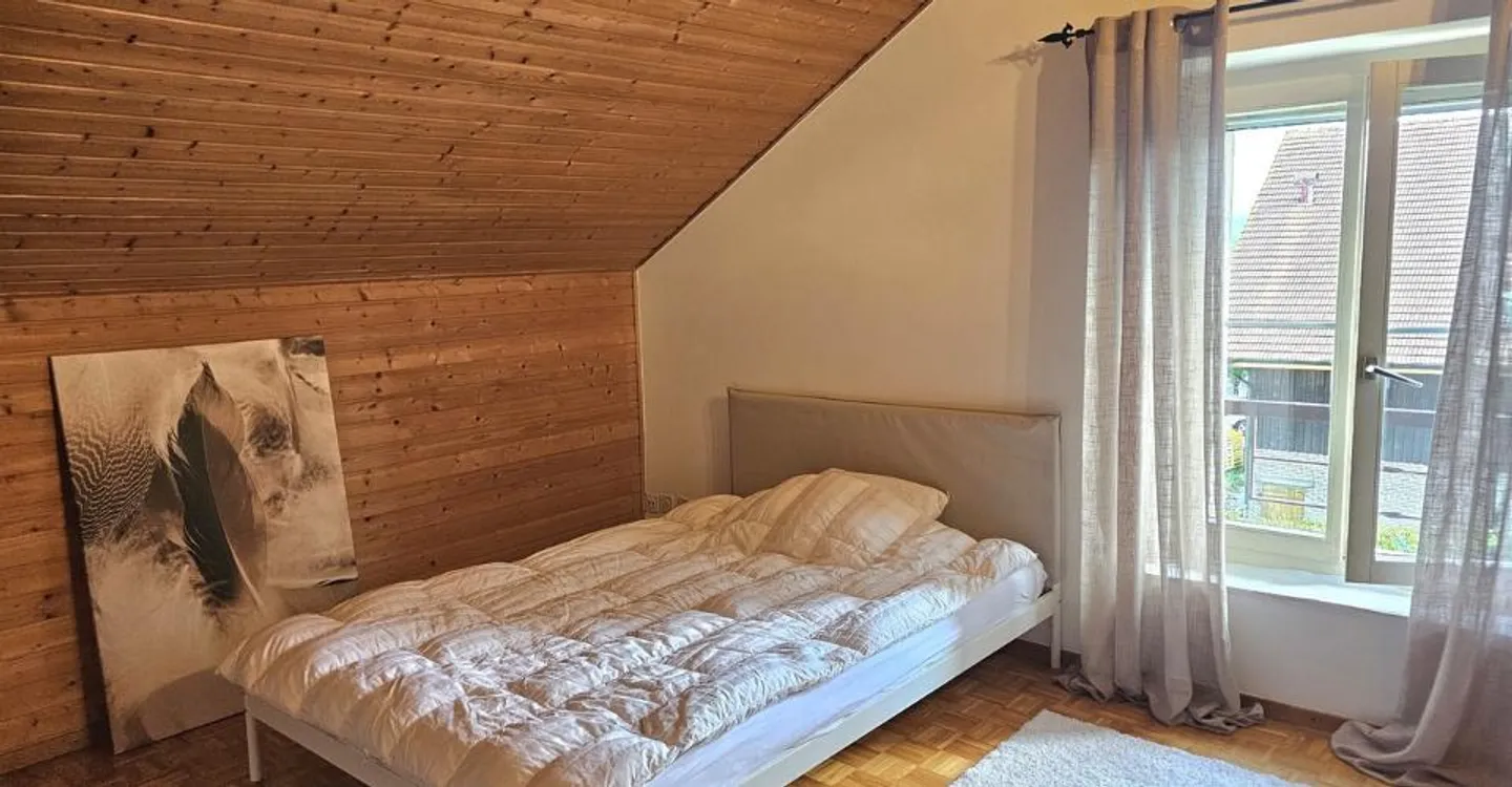 Furnished room with private bathroom at the host's place - Photo 1 of 4