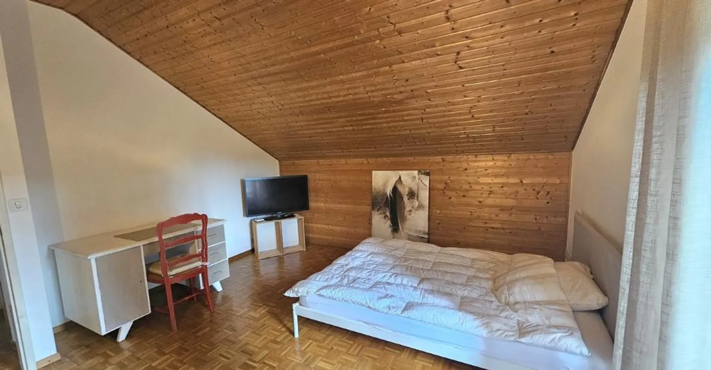 Furnished room with private bathroom at the host's place - Photo 2 of 4