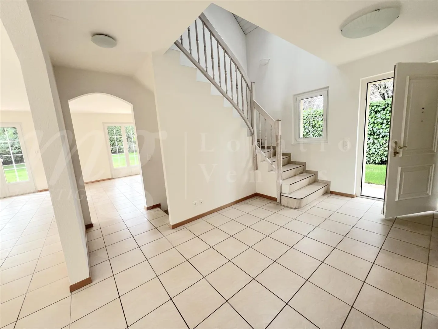 GRANDE CASA FAMILIARE INDIVIDUALE DI 375 m2 - RISTRUTTURATA - CON UN BEL GIARDINO A - Foto 10 di 13