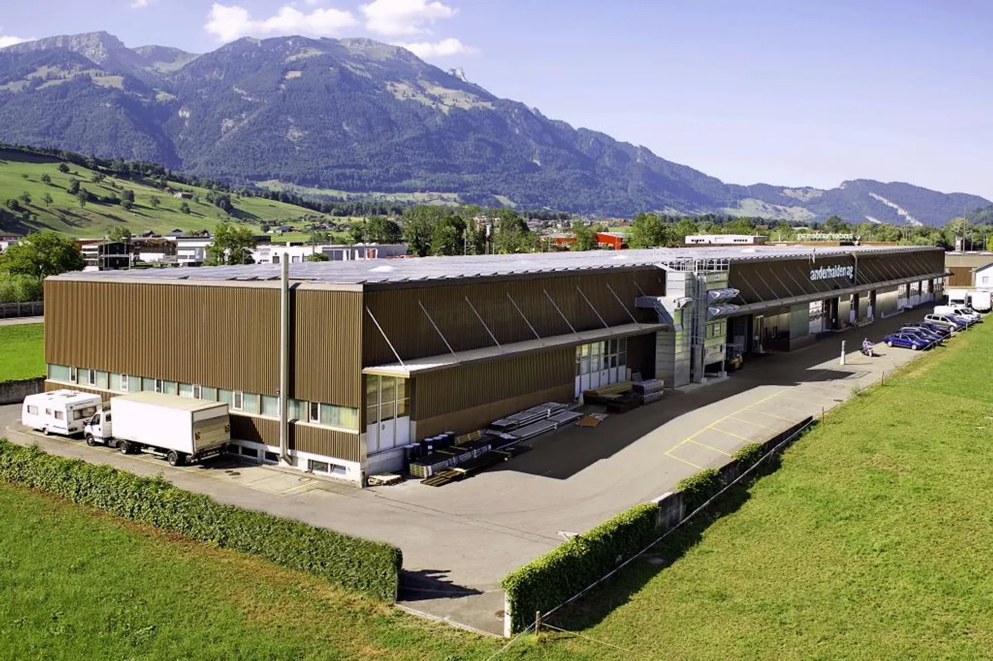 420 m2 commercial storage space in a convenient location in Kägiswil - Photo 1 of 3