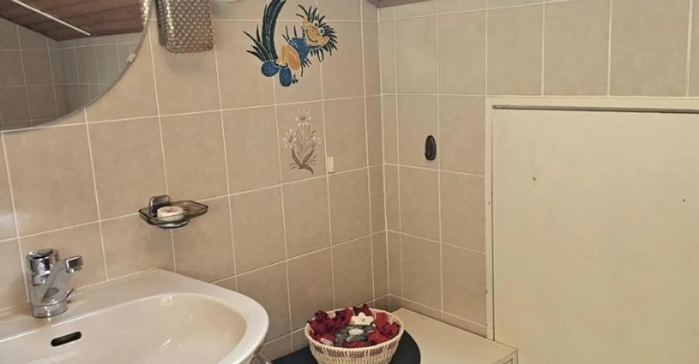 Furnished room with private bathroom at the host's place - Photo 4 of 4