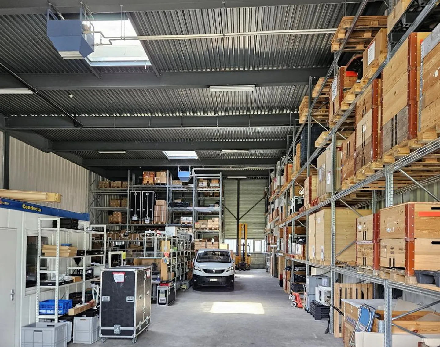 420 m2 commercial storage space in a convenient location in Kägiswil - Photo 2 of 3