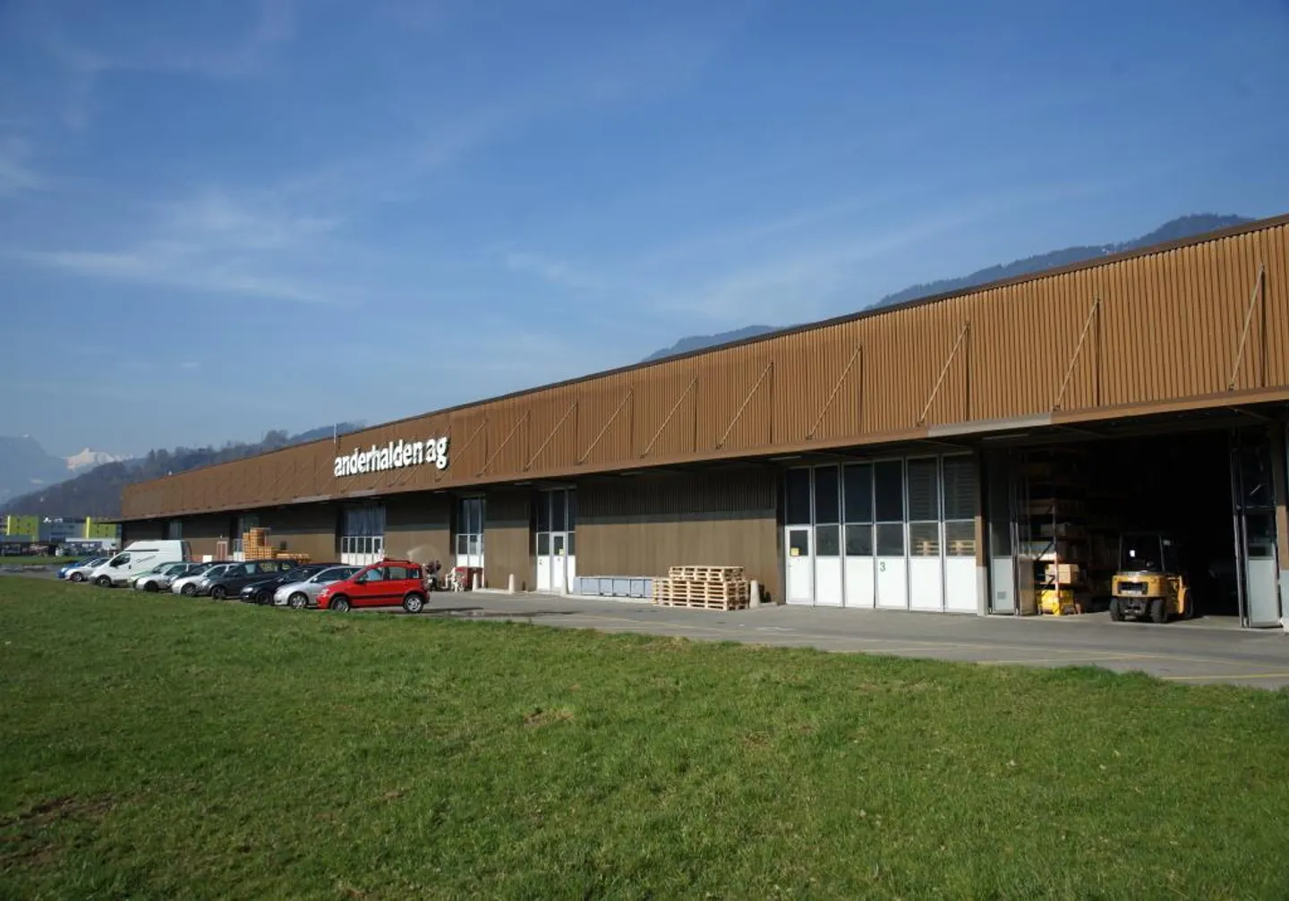 420 m2 commercial storage space in a convenient location in Kägiswil - Photo 3 of 3