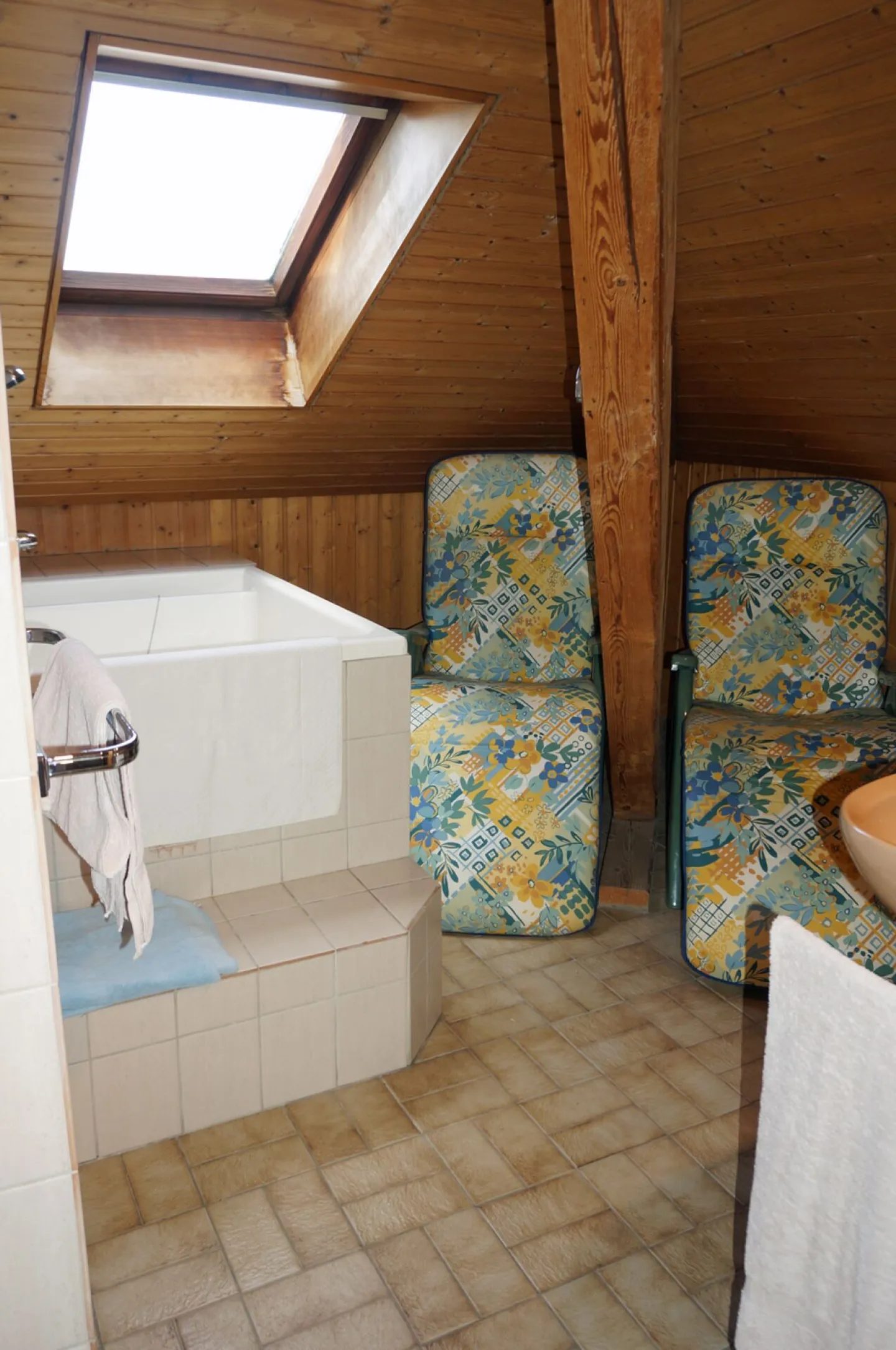 ...Wohnhaus mit Pool und grosser Werkstatt... - Foto 12 von 14