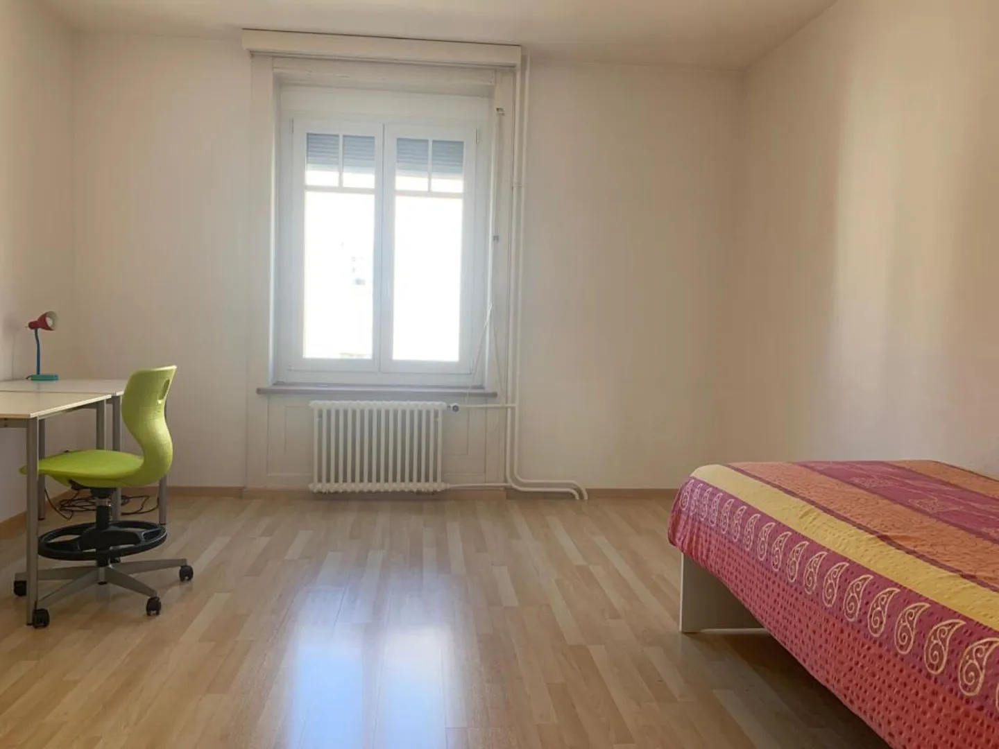 Chambre spacieuse et meublée dans un appartement partagé de 4 personnes (2ème étage, chambre 3) - Photo 1 sur 6