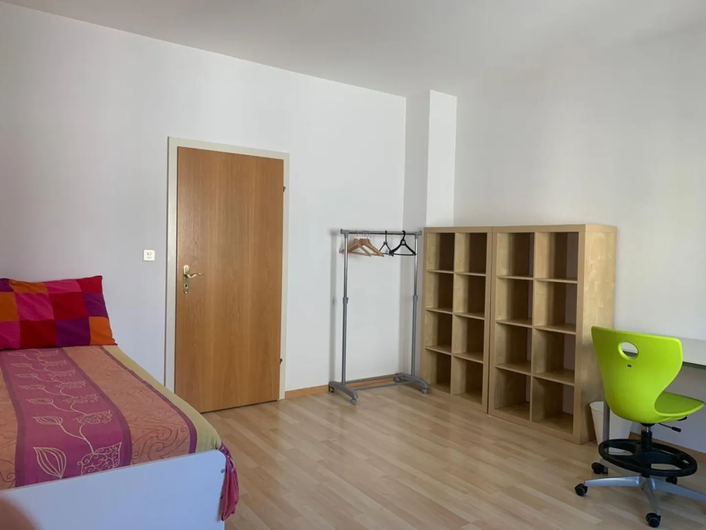 Chambre spacieuse et meublée dans un appartement partagé de 4 personnes (2ème étage, chambre 3) - Photo 2 sur 6