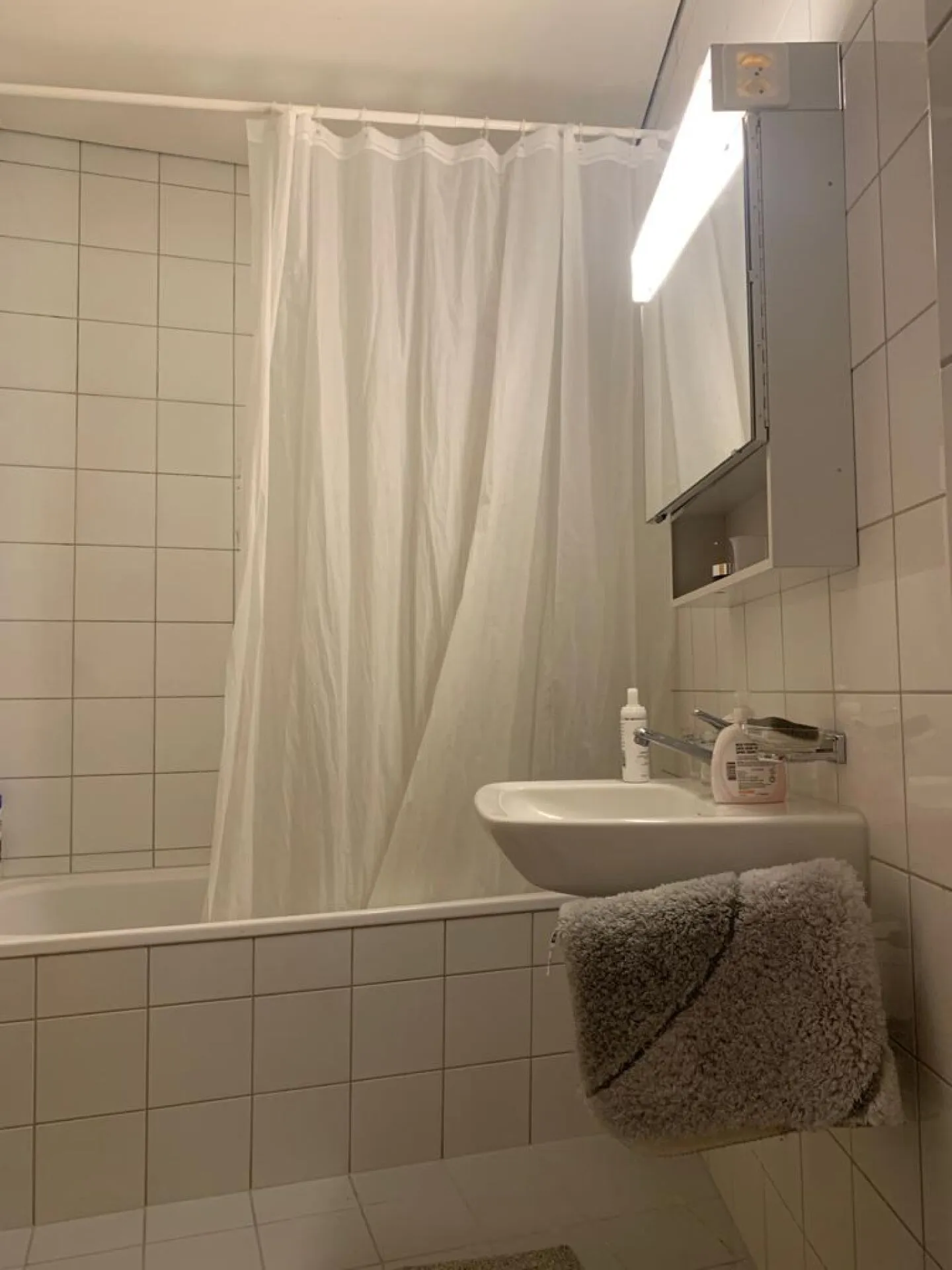 Chambre spacieuse et meublée dans un appartement partagé de 4 personnes (2ème étage, chambre 3) - Photo 3 sur 6