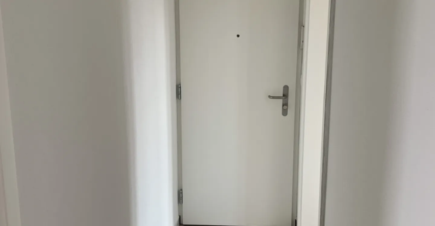 Under renovation, 2.5 rooms on the 1st floor, close to UNIL and EPFL - Photo 1 of 4