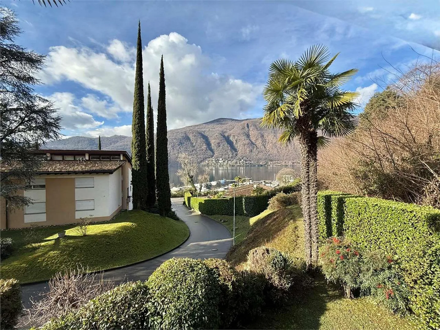 Morcote, Magnificent 2.5-Room Apartment with Pool and Access to - Photo 2 of 13