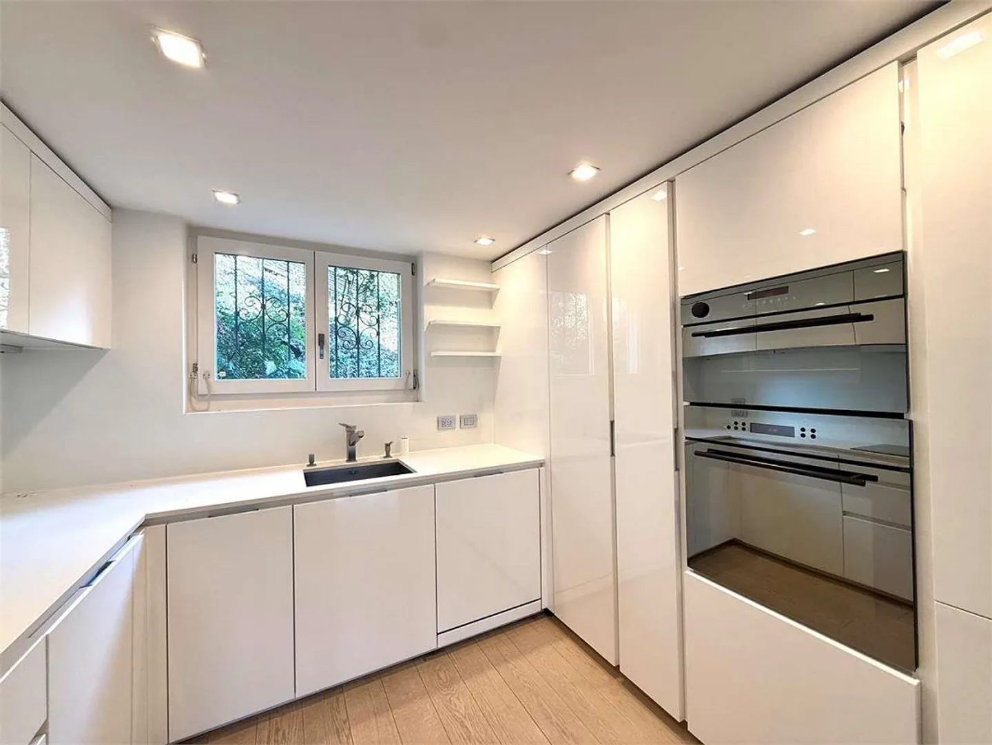 Morcote, Magnificent 2.5-Room Apartment with Pool and Access to - Photo 7 of 13