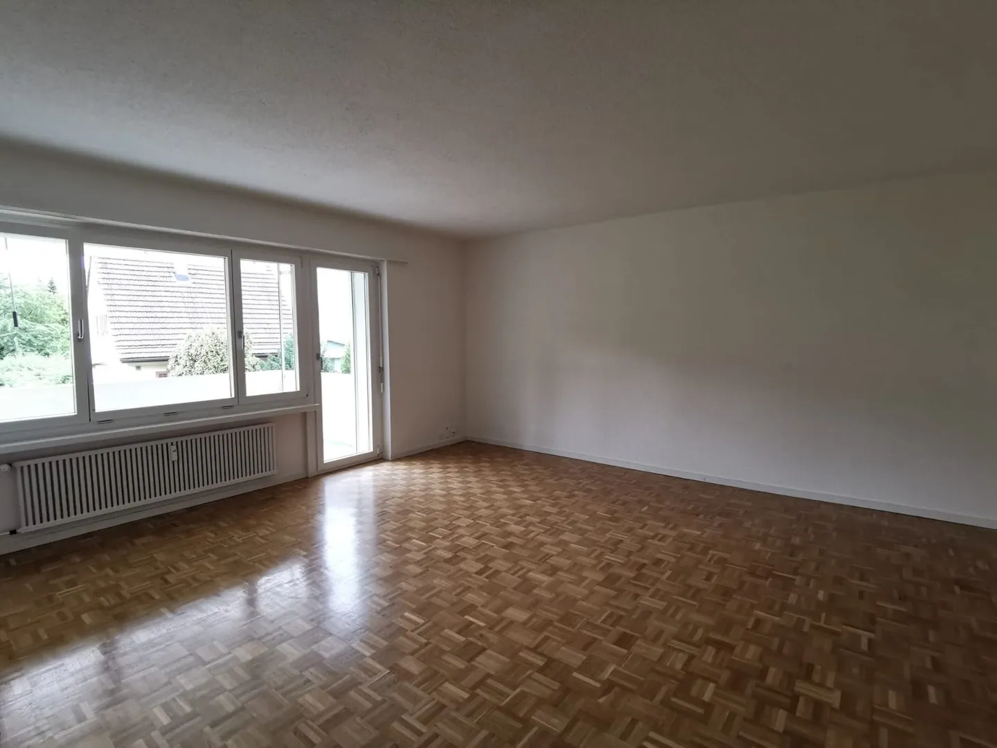 Luminoso appartamento di 4 stanze con vista parziale sul lago - Foto 4 di 7