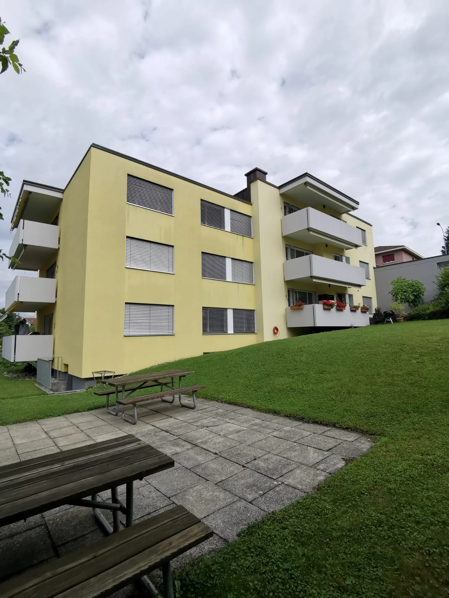 Luminoso appartamento di 4 stanze con vista parziale sul lago - Foto 1 di 7