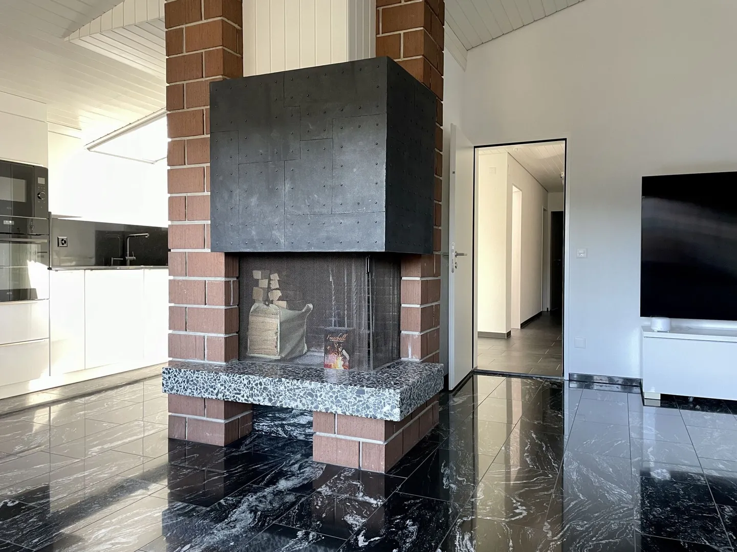 Sunny 4.5-Room Penthouse with Views of Greenery and High-Quality Amenities - Photo 1 of 5