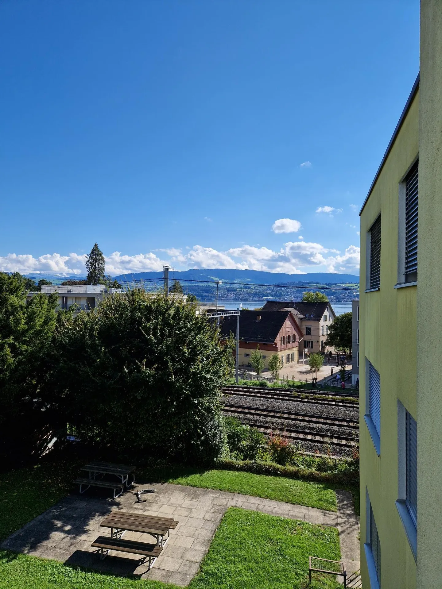 Luminoso appartamento di 4 stanze con vista parziale sul lago - Foto 7 di 7