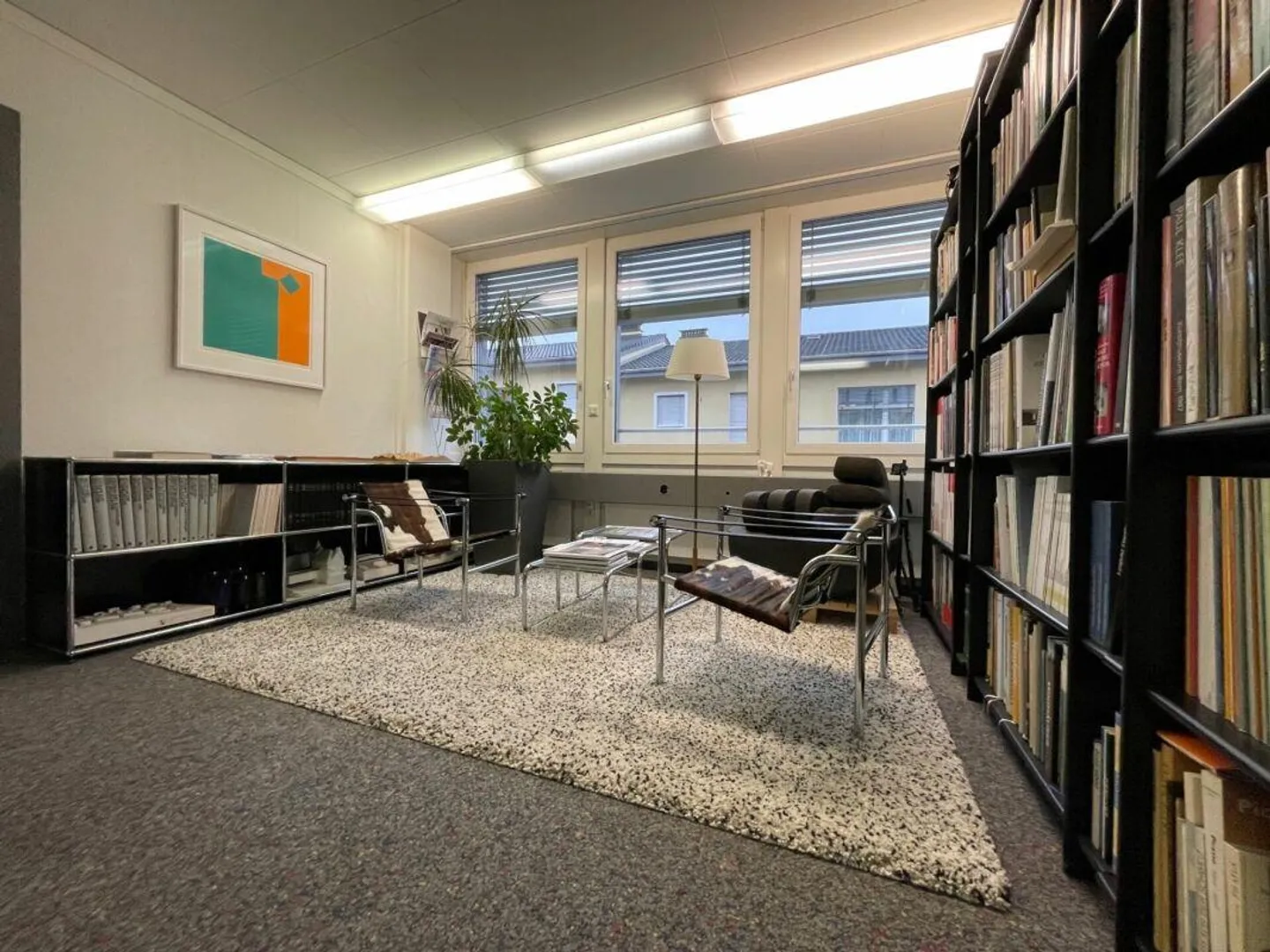 Ausgebaute Bürofläche an zentralem Standort zu vermieten. - Foto 1 von 3