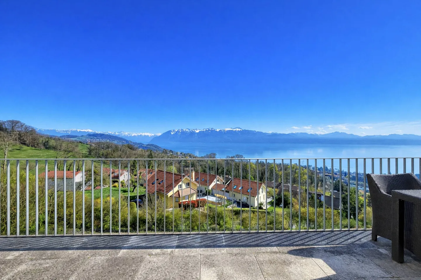 Exceptional apartment with panoramic views of the lake and the Alps - Photo 2 of 11