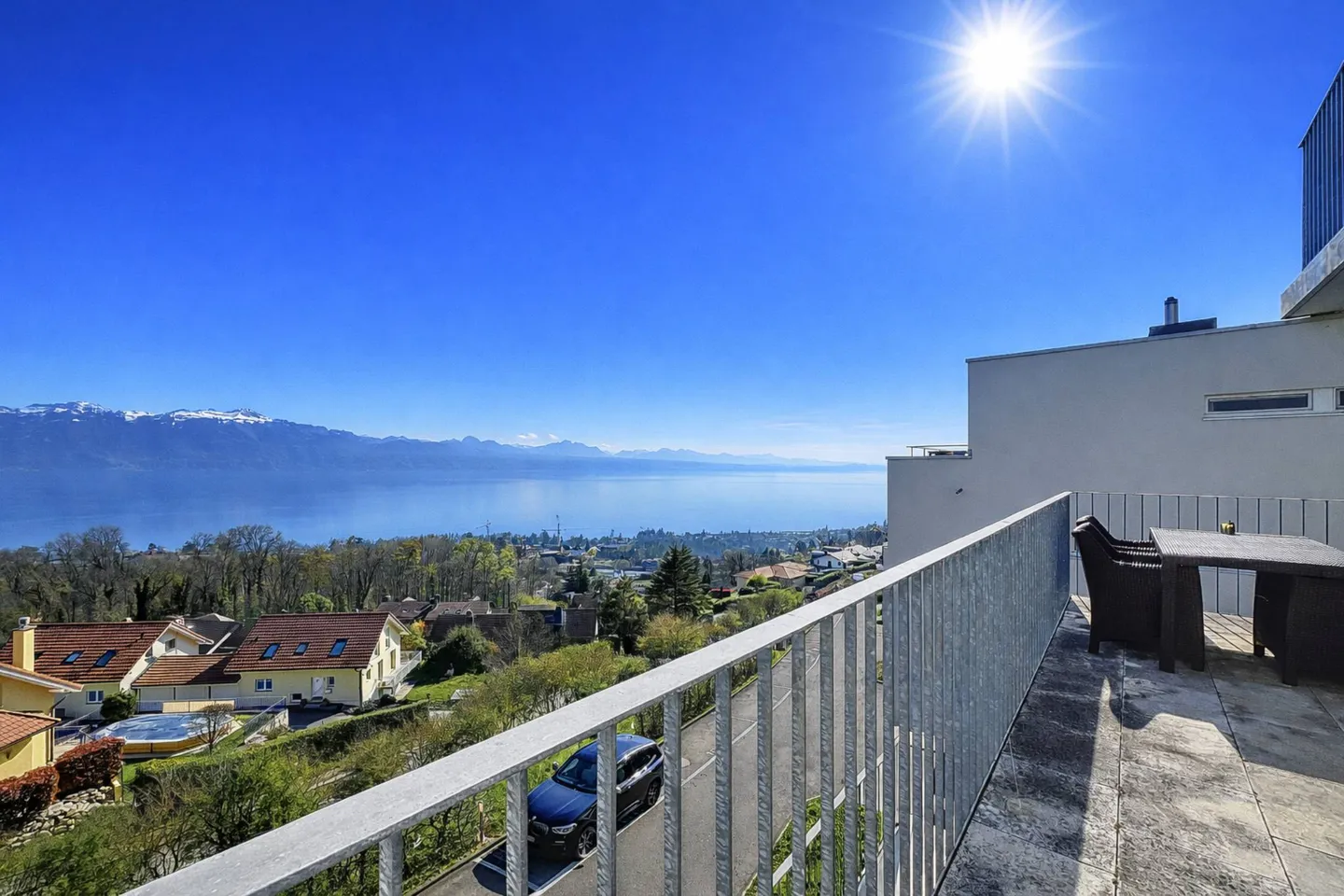 Exceptional apartment with panoramic views of the lake and the Alps - Photo 4 of 11