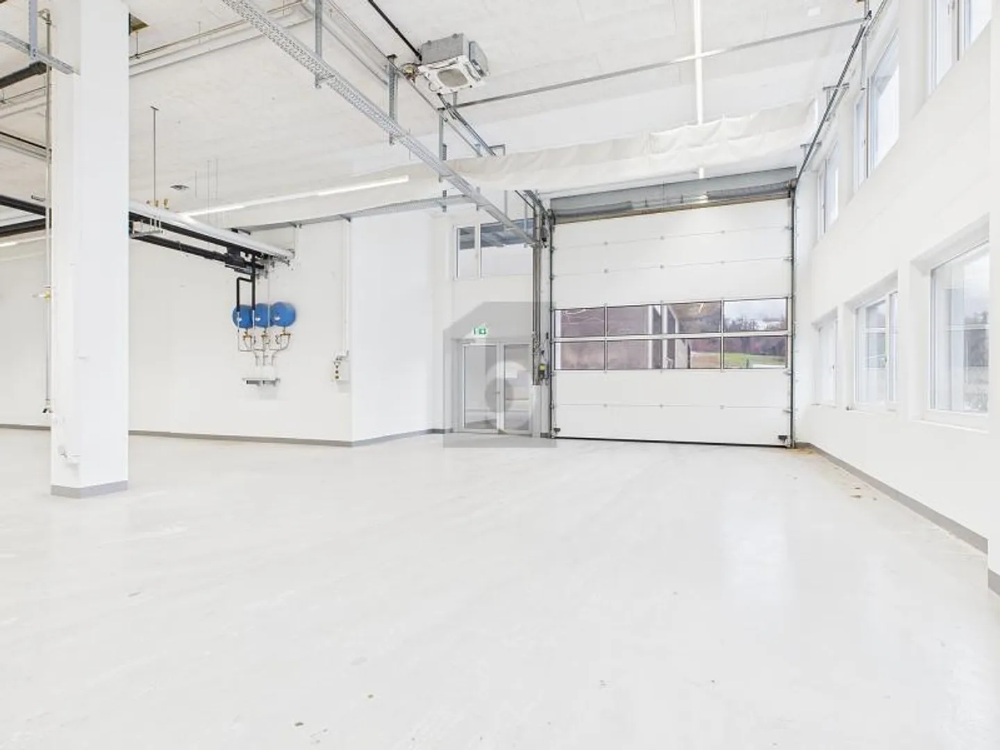 AIR CONDITIONED WITH HIGH CEILINGS - Photo 3 of 6