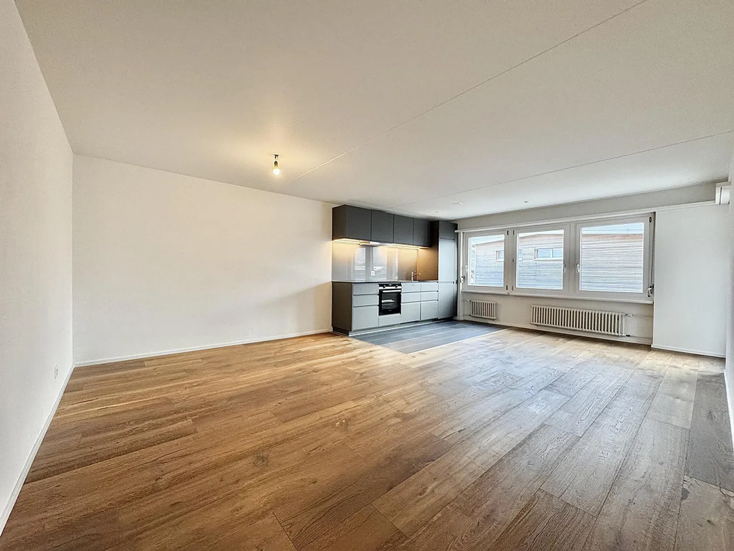 Kernsanierte 3½ Zimmerwohnung mit wunderschöner Bergsicht - Foto 3 von 12