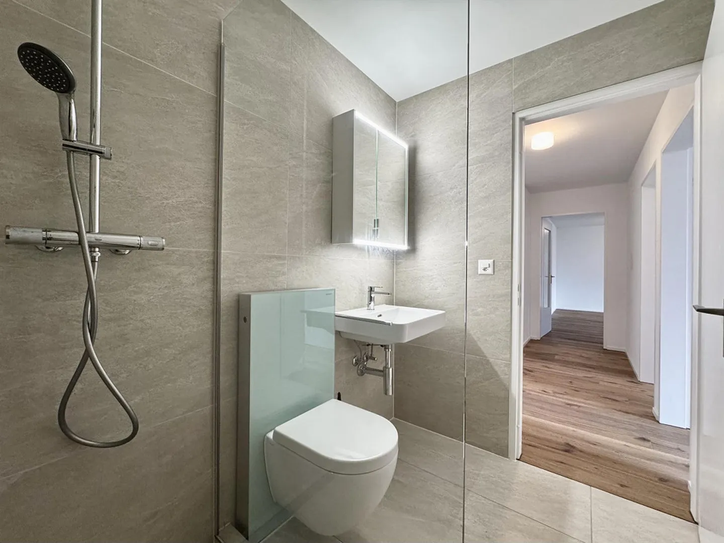 Kernsanierte 3½ Zimmerwohnung mit wunderschöner Bergsicht - Foto 5 von 12