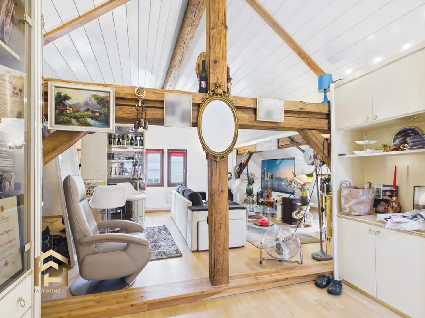 Lots of space, lots of charm, many possibilities - House with 3 residential units - Photo 2 of 13