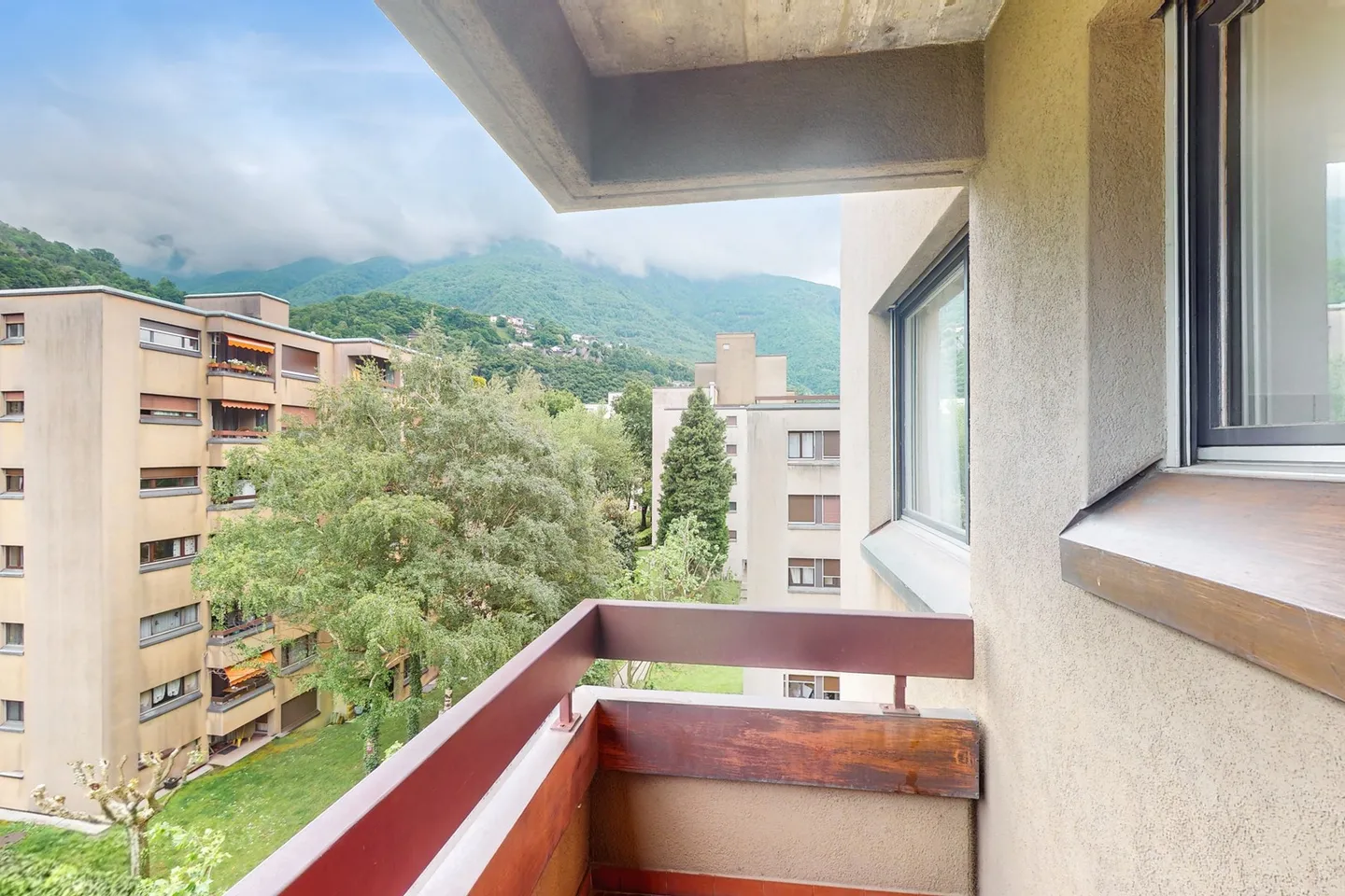 Luminoso appartamento di 2,5 stanze con balcone, piscina e campi da tennis - Foto 5 di 8