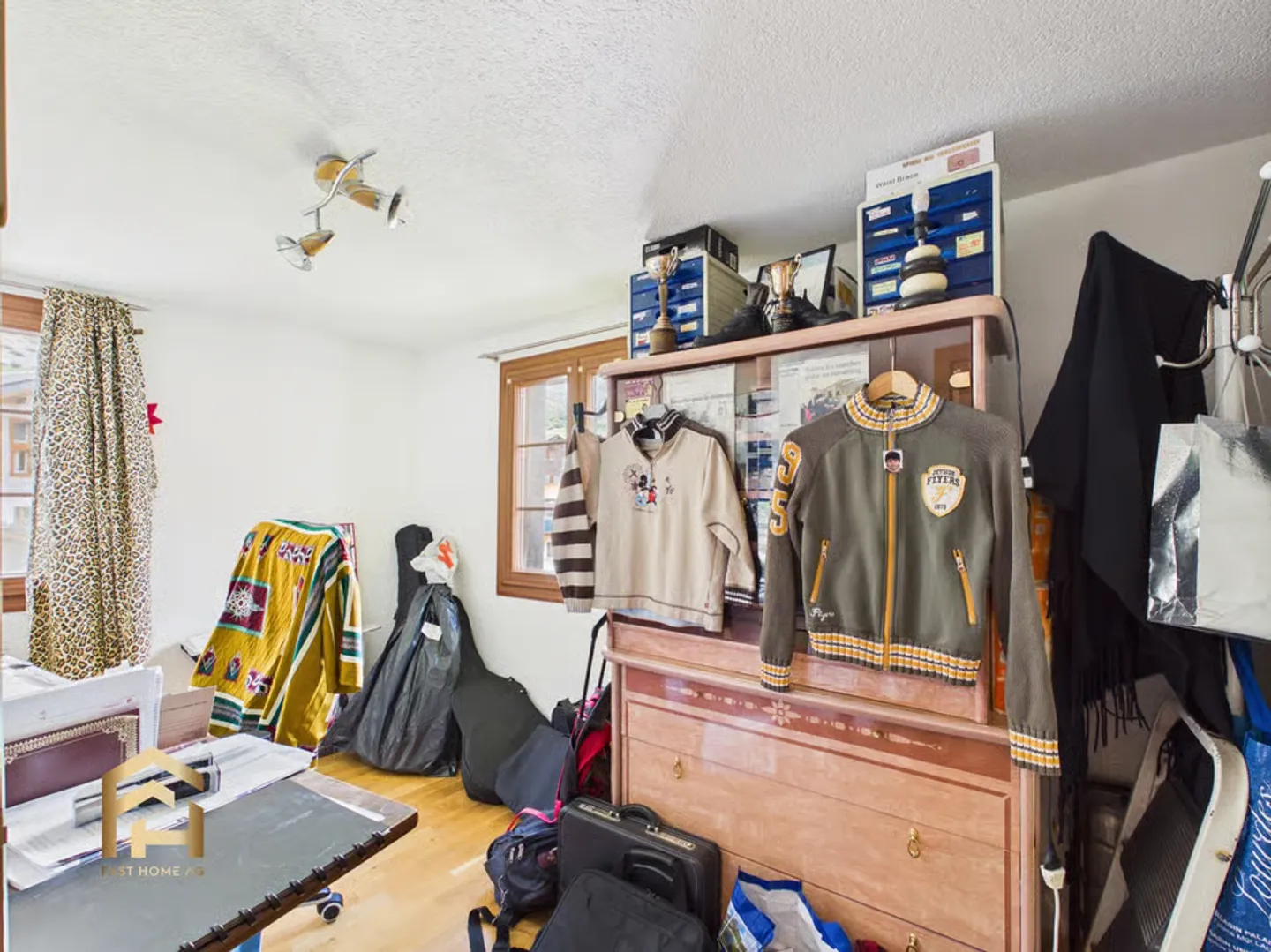 Lots of space, lots of charm, many possibilities - House with 3 residential units - Photo 7 of 13