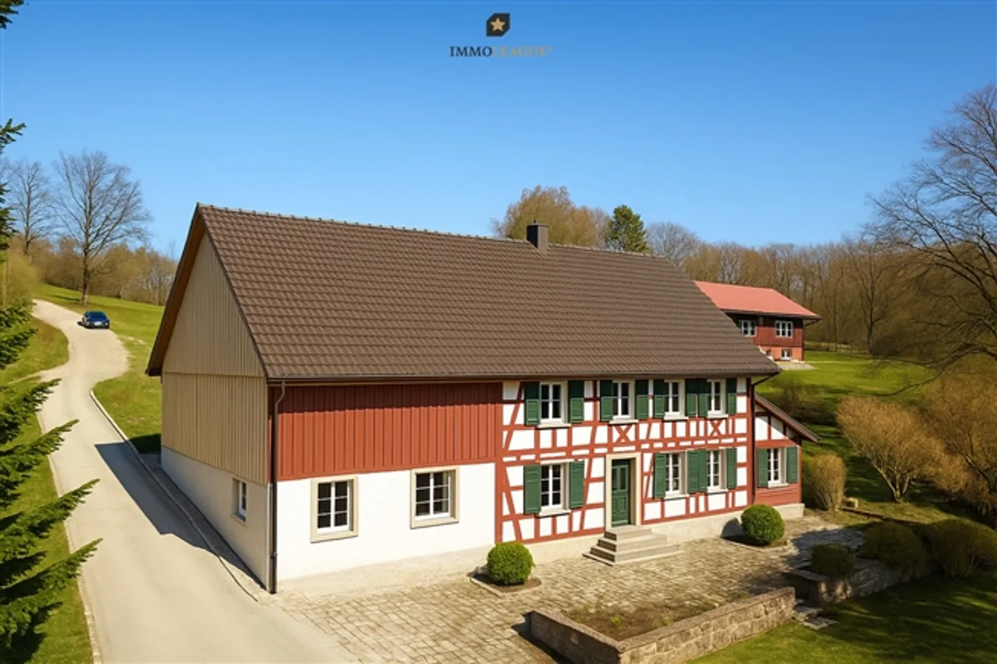 Maison en bois avec grange dans la verdure avec beaucoup de potentiel et d'opportunités. - Photo 1 sur 10