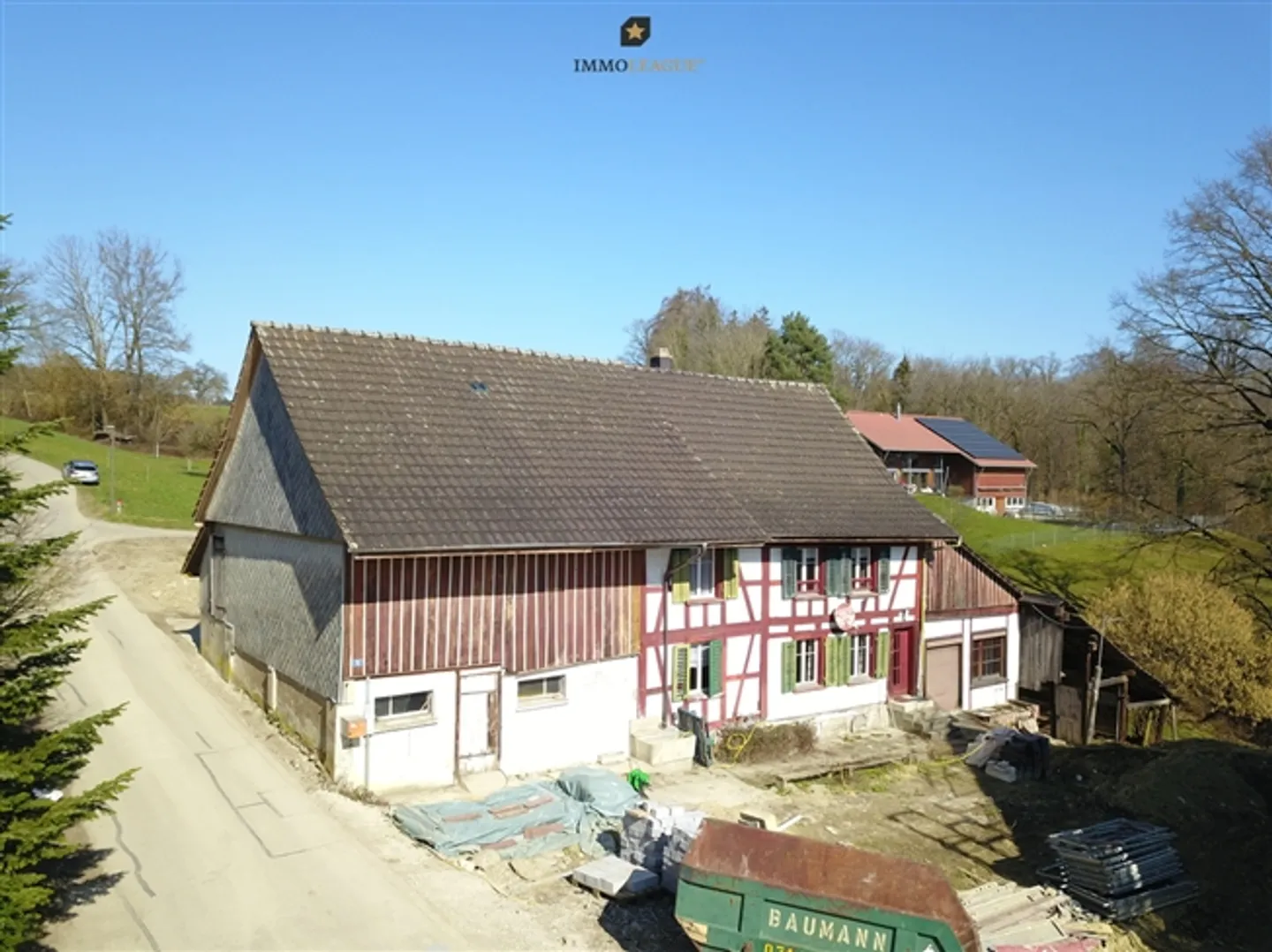 Maison en bois avec grange dans la verdure avec beaucoup de potentiel et d'opportunités. - Photo 2 sur 10
