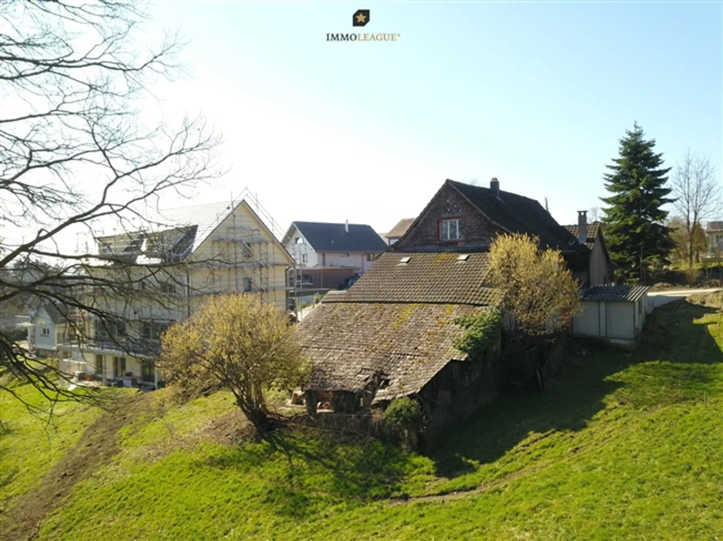 Maison en bois avec grange dans la verdure avec beaucoup de potentiel et d'opportunités. - Photo 5 sur 10