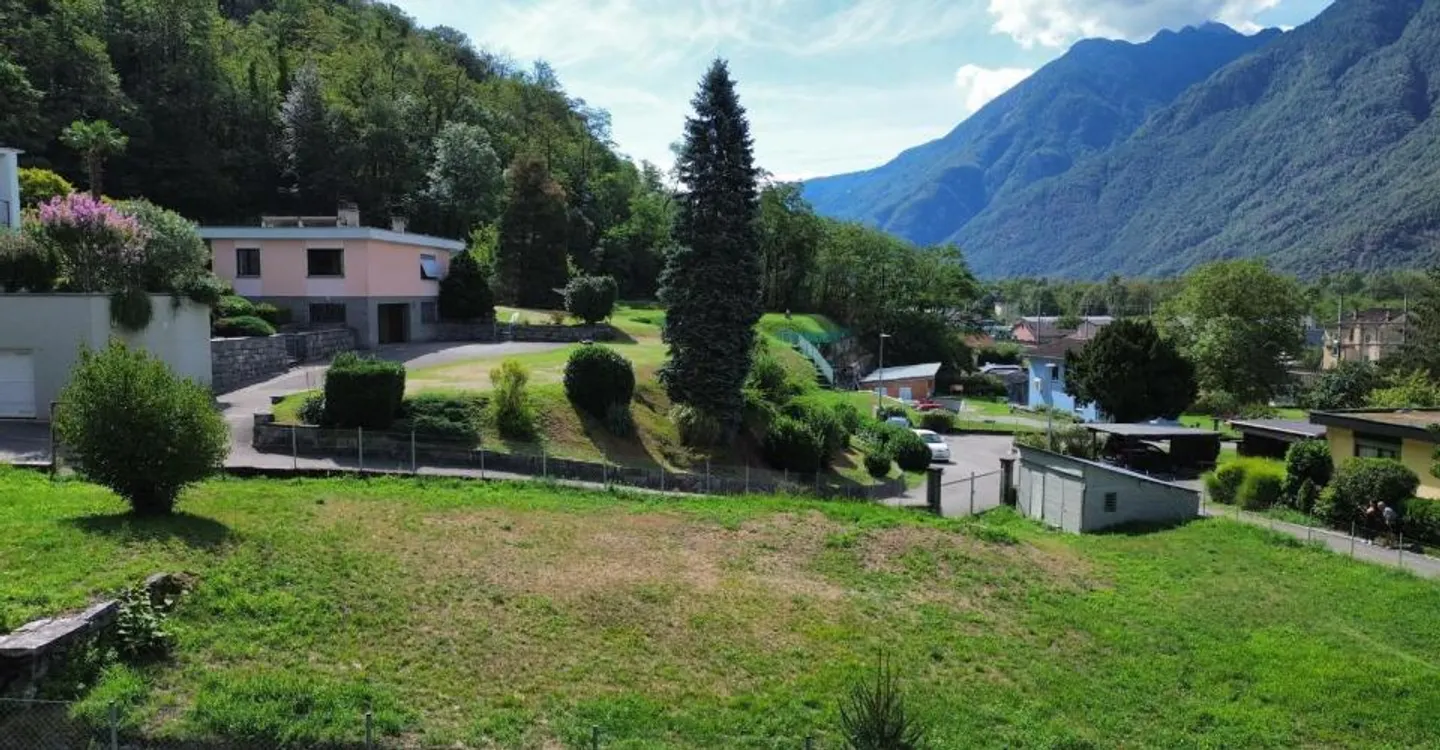 Buildable land R2 of 390 m², exploitation index of 0.4 and planned connections - Photo 1 of 5