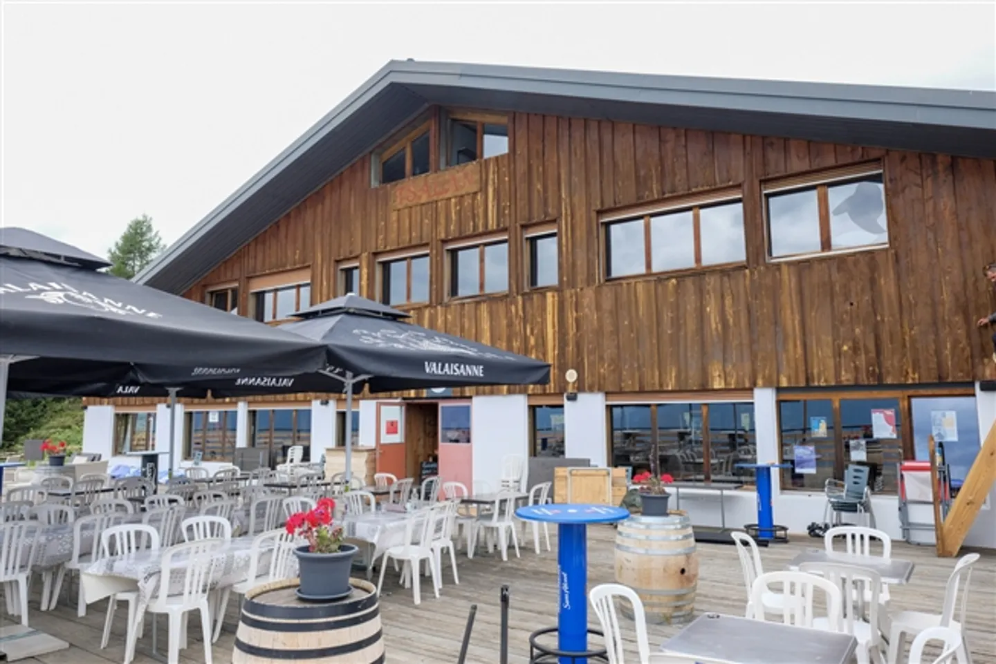 «Schönes Chalet an der Skipiste mit Restaurant und Schlafsälen» - Foto 1 von 11